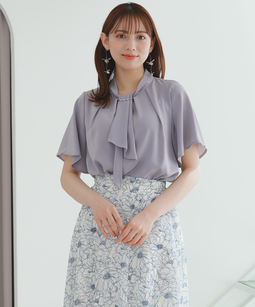 ASTORIA ODIER（アストリアオディール）の「バール＆金具使いボウタイ半袖ブラウス（シャツ/ブラウス・レディース・ホワイト/ベージュ/ラベンダー/チャコールグレー・SMALL/MEDIUM/LARGE）」の4枚目の写真