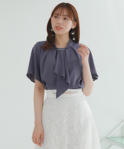 ASTORIA ODIER（アストリアオディール）の「バール＆金具使いボウタイ半袖ブラウス（シャツ/ブラウス・レディース・ホワイト/ベージュ/ラベンダー/チャコールグレー・SMALL/MEDIUM/LARGE）」の3枚目の写真