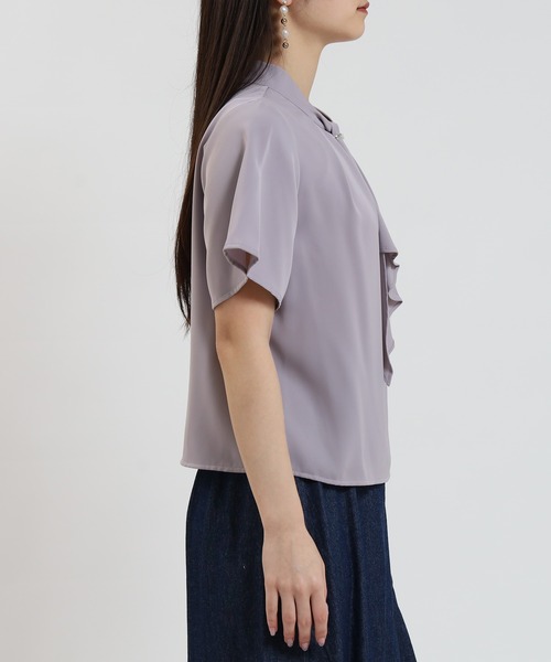 ASTORIA ODIER（アストリアオディール）の「バール＆金具使いボウタイ半袖ブラウス（シャツ/ブラウス・レディース・ホワイト/ベージュ/ラベンダー/チャコールグレー・SMALL/MEDIUM/LARGE）」の9枚目の写真