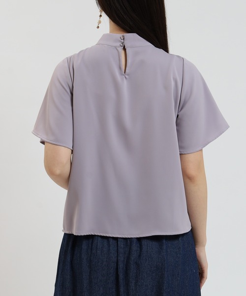 ASTORIA ODIER（アストリアオディール）の「バール＆金具使いボウタイ半袖ブラウス（シャツ/ブラウス・レディース・ホワイト/ベージュ/ラベンダー/チャコールグレー・SMALL/MEDIUM/LARGE）」の10枚目の写真