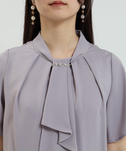 ASTORIA ODIER（アストリアオディール）の「バール＆金具使いボウタイ半袖ブラウス（シャツ/ブラウス・レディース・ホワイト/ベージュ/ラベンダー/チャコールグレー・SMALL/MEDIUM/LARGE）」の11枚目の写真