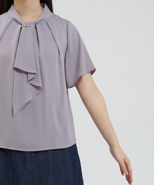 ASTORIA ODIER（アストリアオディール）の「バール＆金具使いボウタイ半袖ブラウス（シャツ/ブラウス・レディース・ホワイト/ベージュ/ラベンダー/チャコールグレー・SMALL/MEDIUM/LARGE）」の13枚目の写真