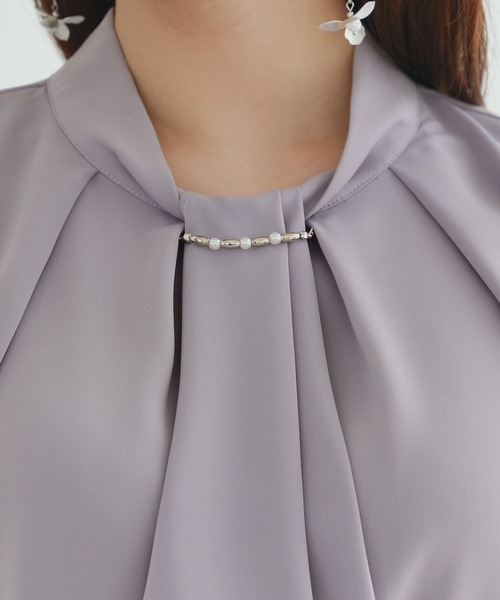 ASTORIA ODIER（アストリアオディール）の「バール＆金具使いボウタイ半袖ブラウス（シャツ/ブラウス・レディース・ホワイト/ベージュ/ラベンダー/チャコールグレー・SMALL/MEDIUM/LARGE）」の17枚目の写真