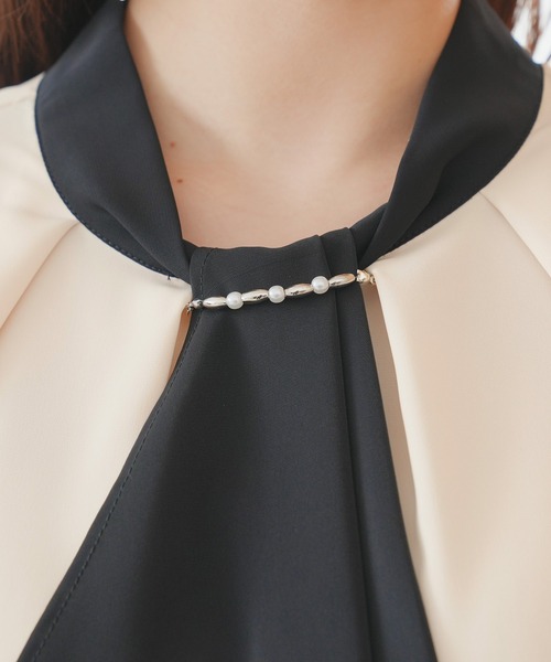 ASTORIA ODIER（アストリアオディール）の「バール＆金具使いボウタイ半袖ブラウス（シャツ/ブラウス・レディース・ホワイト/ベージュ/ラベンダー/チャコールグレー・SMALL/MEDIUM/LARGE）」の16枚目の写真