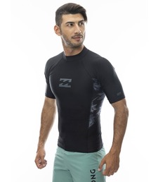 BILLABONG（ビラボン）の「BILLABONG メンズ HI NECK SS ラッシュガード 【2024年春夏モデル】/ビラボンワンポイントロゴ半袖ラッシュガード（水着)（ラッシュガード・メンズ）」