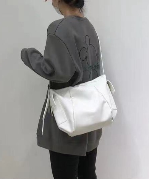 CREARE -LINO-(クレアーレリノ)の「サイドポケットショルダーBAG/バック<ユニセックス商品>(ショルダーバッグ・レディース・ホワイト/ブラック・FREE)」の17枚目の写真