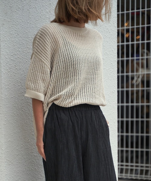 LBC（エルビーシー）の「2WAYラメメッシュニットプルオーバー（ニット/セーター・レディース・ベージュ/ブラック・M）」の3枚目の写真