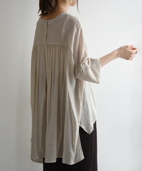 and it_（アンドイット）の「接触冷感スラブバックロングシャツ（シャツ/ブラウス・レディース・ベージュ/オフホワイト/ブラック/カーキ・M-L）」の4枚目の写真