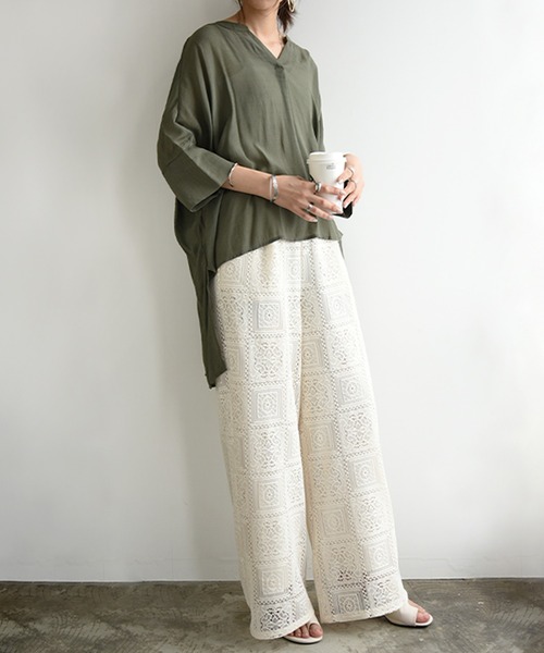 and it_（アンドイット）の「接触冷感スラブバックロングシャツ（シャツ/ブラウス・レディース・ベージュ/オフホワイト/ブラック/カーキ・M-L）」の16枚目の写真