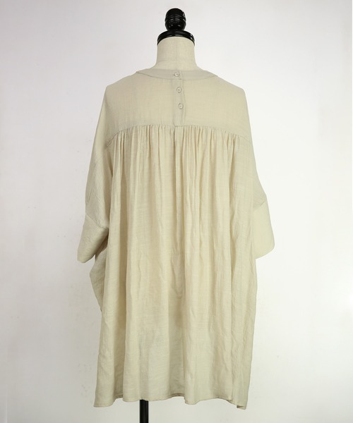 and it_（アンドイット）の「接触冷感スラブバックロングシャツ（シャツ/ブラウス・レディース・ベージュ/オフホワイト/ブラック/カーキ・M-L）」の7枚目の写真