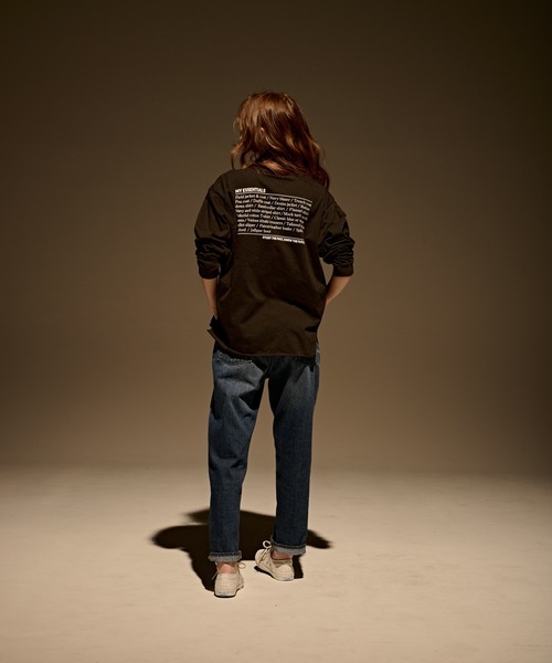 kha:ki（カーキ）の「「KHA:KI/カーキ」ラウンドヘムプリントTシャツ（Tシャツ/カットソー・レディース・ロイヤルブルー/サンドベージュ/ホワイト/チャコールグレー・1）」の11枚目の写真