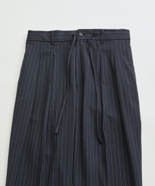 ADAM ET ROPE'（アダムエロペ）の「ウーステッド ストライプ ワイドテーパード イージースラックス / ロングシーズン着用可能（スラックス・メンズ・ブラック/オフホワイト/グレー・L/M）」の11枚目の写真