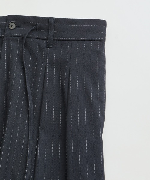 ADAM ET ROPE'（アダムエロペ）の「ウーステッド ストライプ ワイドテーパード イージースラックス / ロングシーズン着用可能（スラックス・メンズ・ブラック/オフホワイト/グレー・L/M）」の9枚目の写真