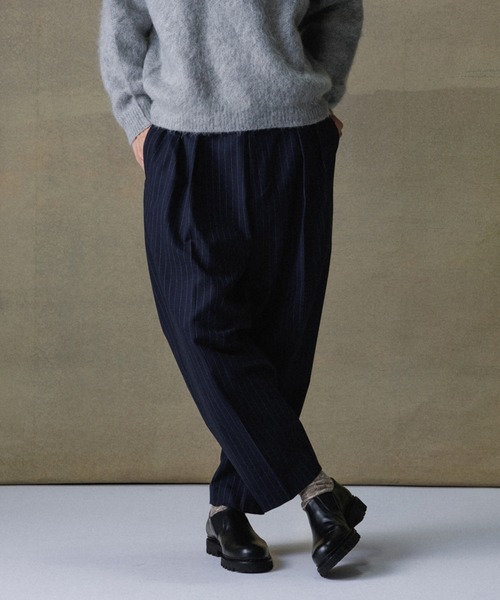 ADAM ET ROPE'（アダムエロペ）の「ウーステッド ストライプ ワイドテーパード イージースラックス / ロングシーズン着用可能（スラックス・メンズ・ブラック/オフホワイト/グレー・L/M）」の21枚目の写真