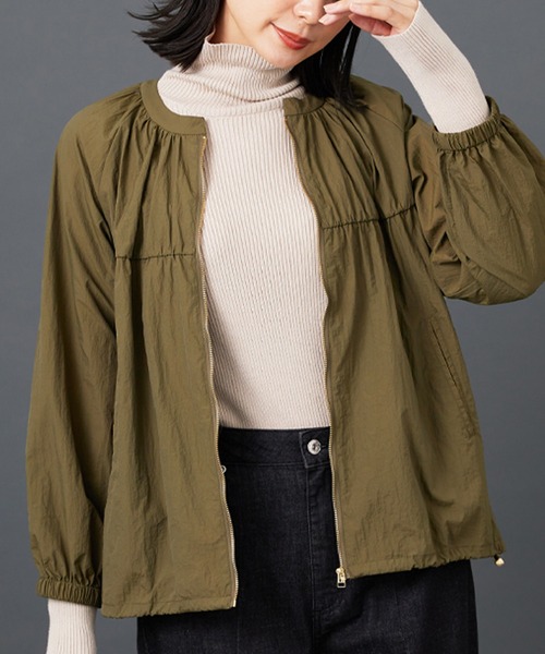 BELLUNA PLUS(ベルーナ)の「シアー素材ギャザーデザインブルゾン(ブルゾン・レディース・ブルー/カーキ/ライトベージュ・MEDIUM/LARGE/X-LARGE)」の1枚目の写真