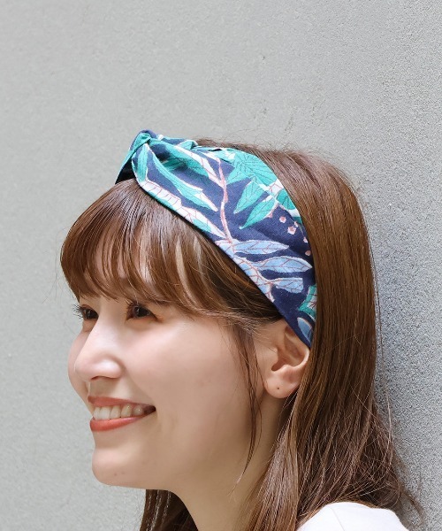 チチカカ(チチカカ)の「エコフレンドリーダイリーフブロックプリントヘアバンド(ヘアバンド・レディース・ベージュ/ブラック・FREE)」の4枚目の写真