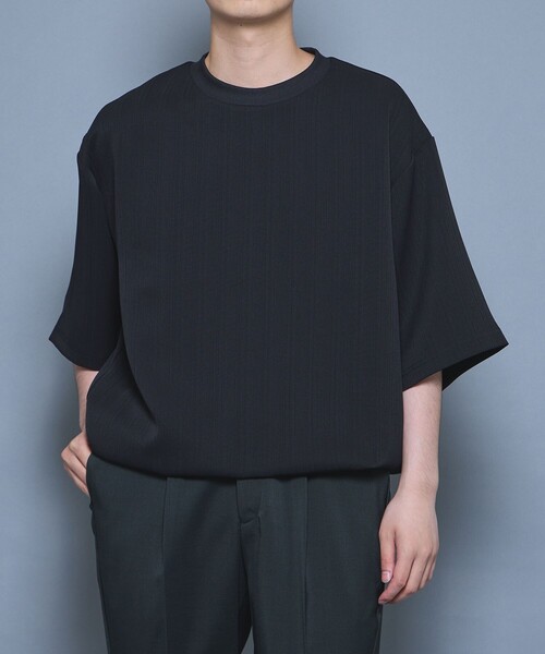 UNITED TOKYO(ユナイテッドトウキョウ)の「CORD PLEATS Tシャツ(Tシャツ/カットソー・メンズ・ダークグレー/ブラック/グレイッシュベージュ・1/2)」の2枚目の写真
