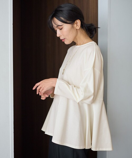 ANY(エニィ)の「ジョーゼット裏起毛ペプラムプルオーバー(Tシャツ/カットソー・レディース・アイボリー系/ネイビー系/ブラック系・F)」の2枚目の写真