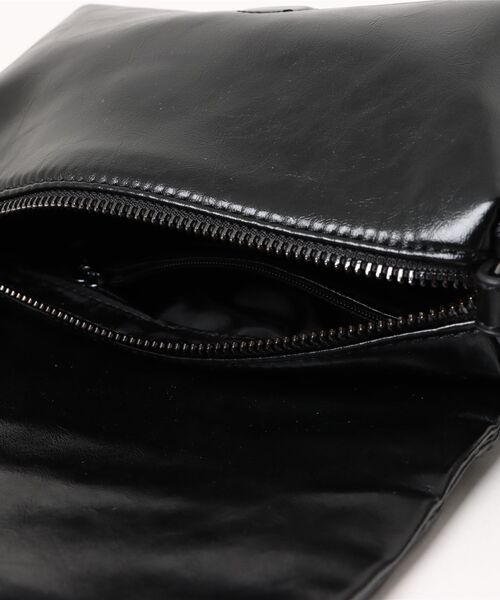 Desigual（デシグアル）の「【SALE対象外】REPRISE GALAXY BLACK NARON PU　スタッズストラップ レザーミニバッグ ブラック（ボディバッグ/ウエストポーチ・レディース・ブラック・FREE）」の4枚目の写真