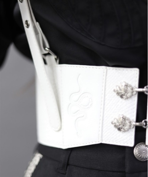 axes femme POETIQUE（アクシーズファムポエティック）の「蛇モチーフ