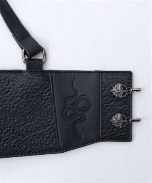 axes femme POETIQUE（アクシーズファムポエティック）の「蛇モチーフ