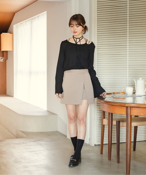 raffime(ラフィミー)の「フレアスリーブチョーカー付きトップス(Tシャツ/カットソー・レディース・ブラック/オフホワイト/イエロー・フリー)」の21枚目の写真