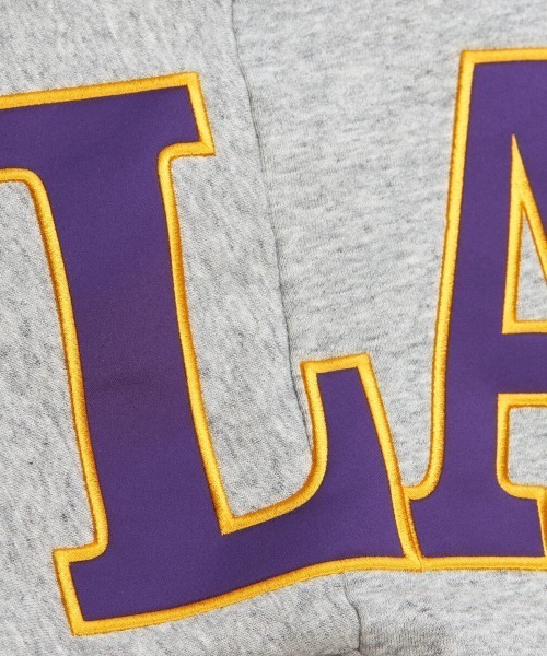 Mitchell&Ness(ミッチェル&ネス)の「Mitchell & Ness NBA FULL FIELD SATIN FLEECE CREW VINTAGE LOGO(ミッチェル&ネス NBA フルフィールド サテン フリース クルー ヴィンテージロゴ)(スウェット・メンズ・グレー系1/グレー系2・LARGE/MEDIUM/X-LARGE)」の7枚目の写真