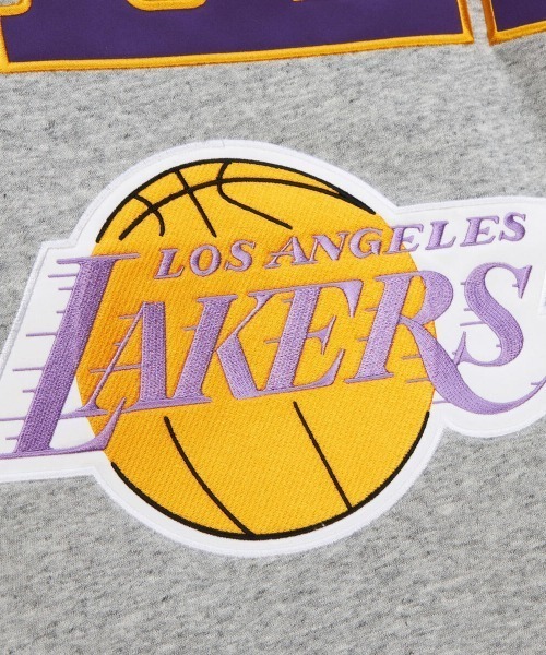 Mitchell&Ness(ミッチェル&ネス)の「Mitchell & Ness NBA FULL FIELD SATIN FLEECE CREW VINTAGE LOGO(ミッチェル&ネス NBA フルフィールド サテン フリース クルー ヴィンテージロゴ)(スウェット・メンズ・グレー系1/グレー系2・LARGE/MEDIUM/X-LARGE)」の8枚目の写真
