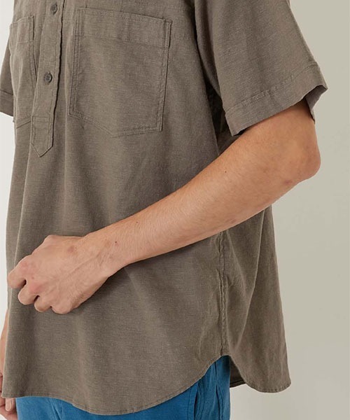 BLUE BLUE（ブルーブルー）の「リネンレーヨン ストレッチプルオーバー ショートスリーブシャツ（シャツ/ブラウス・メンズ・ナチュラル/ネイビー/ブルー/グレー・X-LARGE/LARGE/MEDIUM/SMALL）」の10枚目の写真