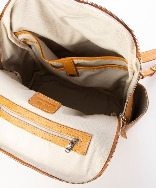 perche（ペルケ）の「ペルケ perche / ダブルジッパー牛革バックパック（バックパック/リュック・レディース・キャメル/ブラック/シルバー・FREE）」の9枚目の写真