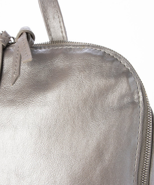 perche（ペルケ）の「ペルケ perche / ダブルジッパー牛革バックパック（バックパック/リュック・レディース・キャメル/ブラック/シルバー・FREE）」の5枚目の写真