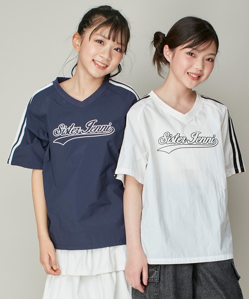 SISTER JENNI(SISTER JENNI)の「【シャカシャカ素材】Vネックタフタユニフォーム風ビッグT(Tシャツ/カットソー・キッズ・サックスブルー/オフホワイト/ネイビー・130cm/140cm/150cm/160cm)」の1枚目の写真