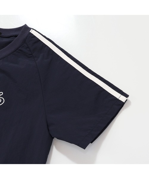 SISTER JENNI(SISTER JENNI)の「【シャカシャカ素材】Vネックタフタユニフォーム風ビッグT(Tシャツ/カットソー・キッズ・サックスブルー/オフホワイト/ネイビー・130cm/140cm/150cm/160cm)」の4枚目の写真
