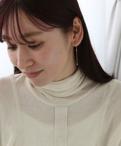 colleca la(コレカラ)の「ノンホール・ショートバー×小粒パールのチェーンイヤリング(イヤリング・レディース・シルバー/ゴールド・FREE)」の3枚目の写真