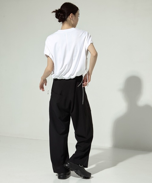 UJOH(ウジョー)の「【UJOH/ウジョー】《STUDIOUS別注》Drawcord Short T/ドローコードショートTシャツ(Tシャツ/カットソー・レディース・ホワイト/ブラック・2)」の7枚目の写真
