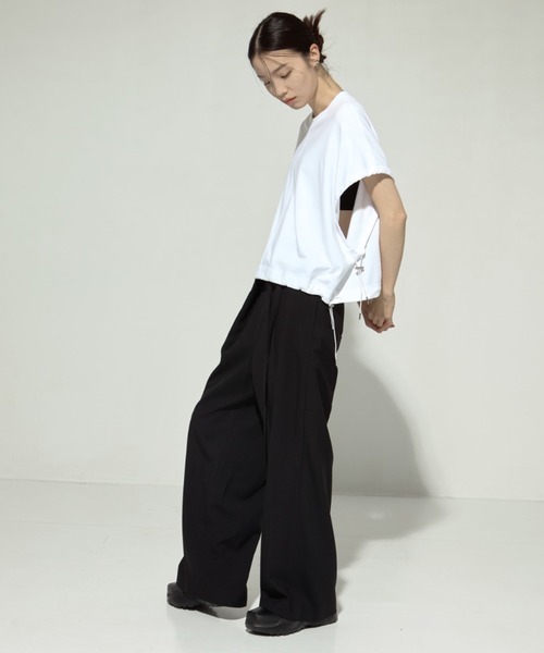 UJOH(ウジョー)の「【UJOH/ウジョー】《STUDIOUS別注》Drawcord Short T/ドローコードショートTシャツ(Tシャツ/カットソー・レディース・ホワイト/ブラック・2)」の4枚目の写真