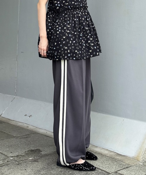 ISOOK（アイスー）の「【ISOOK / アイスー】サイドラインワイドスラックス / ラインパンツ ワイドパンツ ハイウエスト ドローコード ドロスト 黒 グレー ベージュ ZOZOTOWN限定（スラックス・レディース・ブラック/グレー/ベージュ・FREE）」の15枚目の写真