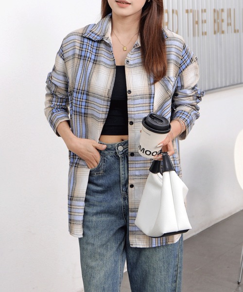 2ly2（トゥーリートゥー）の「ゆったりシルエットチェック柄シャツ（シャツ/ブラウス・レディース・ブルー/カーキ/ボルドー・FREE）」の9枚目の写真