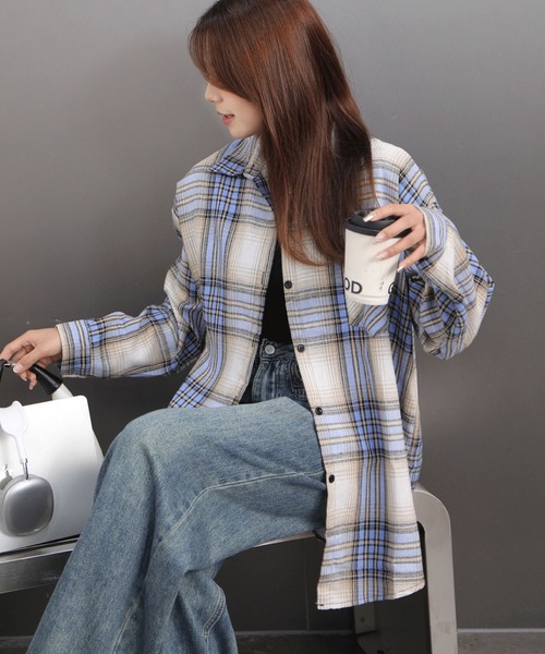 2ly2（トゥーリートゥー）の「ゆったりシルエットチェック柄シャツ（シャツ/ブラウス・レディース・ブルー/カーキ/ボルドー・FREE）」の10枚目の写真