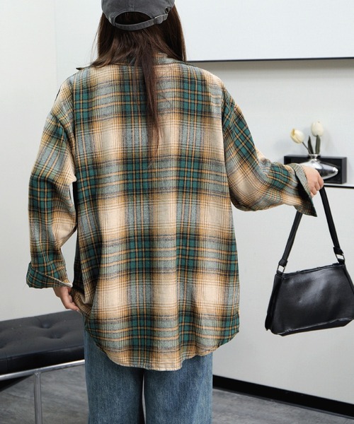 2ly2（トゥーリートゥー）の「ゆったりシルエットチェック柄シャツ（シャツ/ブラウス・レディース・ブルー/カーキ/ボルドー・FREE）」の8枚目の写真