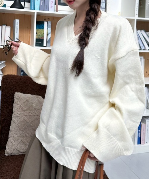 Ada.(エイダ)の「オーバーサイズ Vネック ロゴニット(ニット/セーター・レディース・グレー/オフホワイト/ブラック/レッド・FREE)」の6枚目の写真