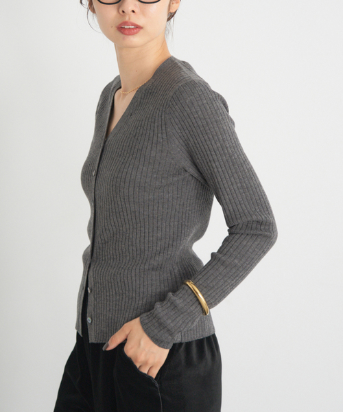 IENA（イエナ）の「《追加》イタリア ヤーン RIB Vネックカーディガン（カーディガン/ボレロ・レディース・ブルー系その他/ブラック/アイボリー/グレー・FREE）」の4枚目の写真