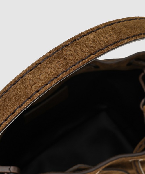 Acne Studios(アクネストゥディオズ)の「Multipocket Mini Bucket Suede(ハンドバッグ・レディース・ブラウン・ONE SIZE)」の3枚目の写真
