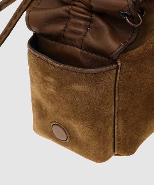 Acne Studios(アクネストゥディオズ)の「Multipocket Mini Bucket Suede(ハンドバッグ・レディース・ブラウン・ONE SIZE)」の8枚目の写真