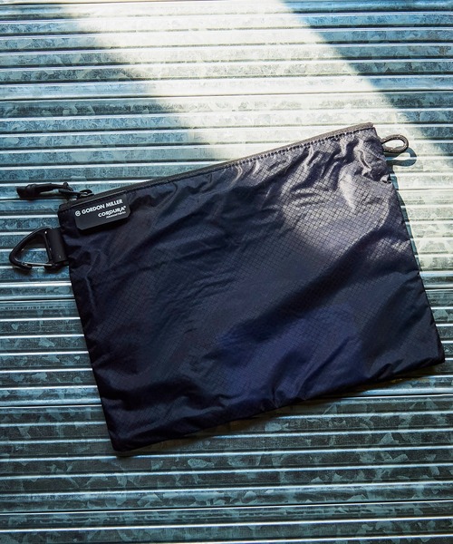 GORDON MILLER(ゴードンミラー)の「GORDON MILLER コーデュラリップ フラットケースL(トラベルグッズ・メンズ・ブラック/ネイビー・ONE SIZE)」の4枚目の写真