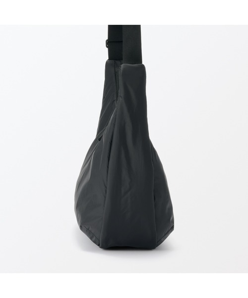 無印良品(ムジルシリョウヒン)の「撥水 中わた入り 2WAY ワンショルダーバッグ(ショルダーバッグ・レディース・キャメル/ブラック・FREE)」の6枚目の写真