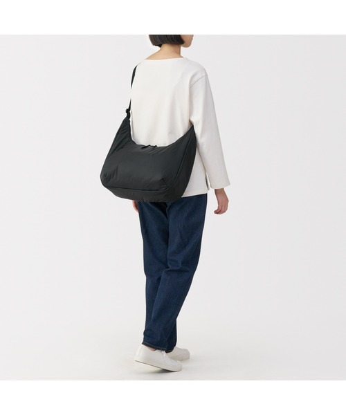 無印良品(ムジルシリョウヒン)の「撥水 中わた入り 2WAY ワンショルダーバッグ(ショルダーバッグ・レディース・キャメル/ブラック・FREE)」の9枚目の写真