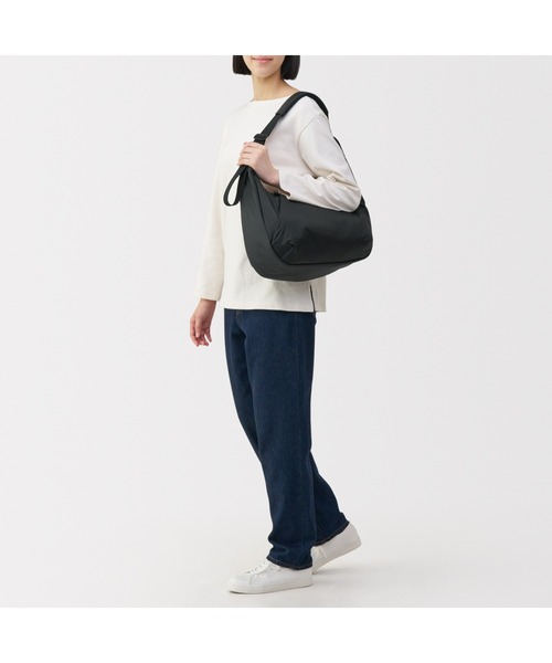 無印良品(ムジルシリョウヒン)の「撥水 中わた入り 2WAY ワンショルダーバッグ(ショルダーバッグ・レディース・キャメル/ブラック・FREE)」の10枚目の写真