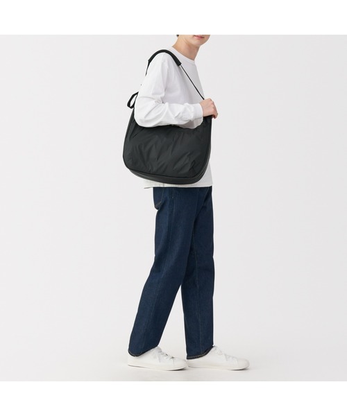 無印良品(ムジルシリョウヒン)の「撥水 中わた入り 2WAY ワンショルダーバッグ(ショルダーバッグ・レディース・キャメル/ブラック・FREE)」の12枚目の写真