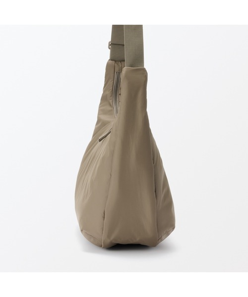 無印良品(ムジルシリョウヒン)の「撥水 中わた入り 2WAY ワンショルダーバッグ(ショルダーバッグ・レディース・キャメル/ブラック・FREE)」の18枚目の写真